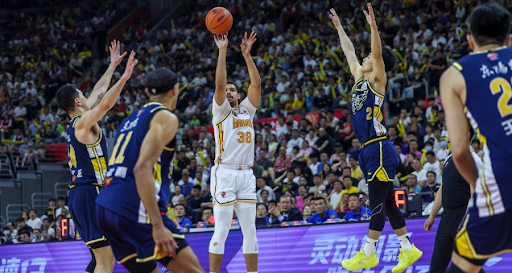 NBA球员数据榜：东契奇助攻领跑,